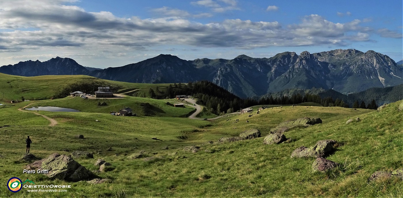 09 Vista panoramica sui verdi pascoli dei Piani dell'Avaro.JPG